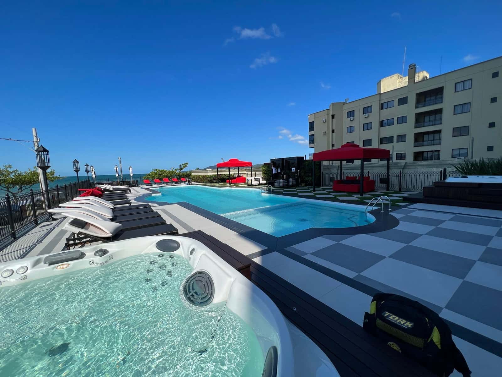 Cartier CNA Residence Itapema Área de lazer com piscina Cartier CNA Residence Itapema Área de lazer com piscina